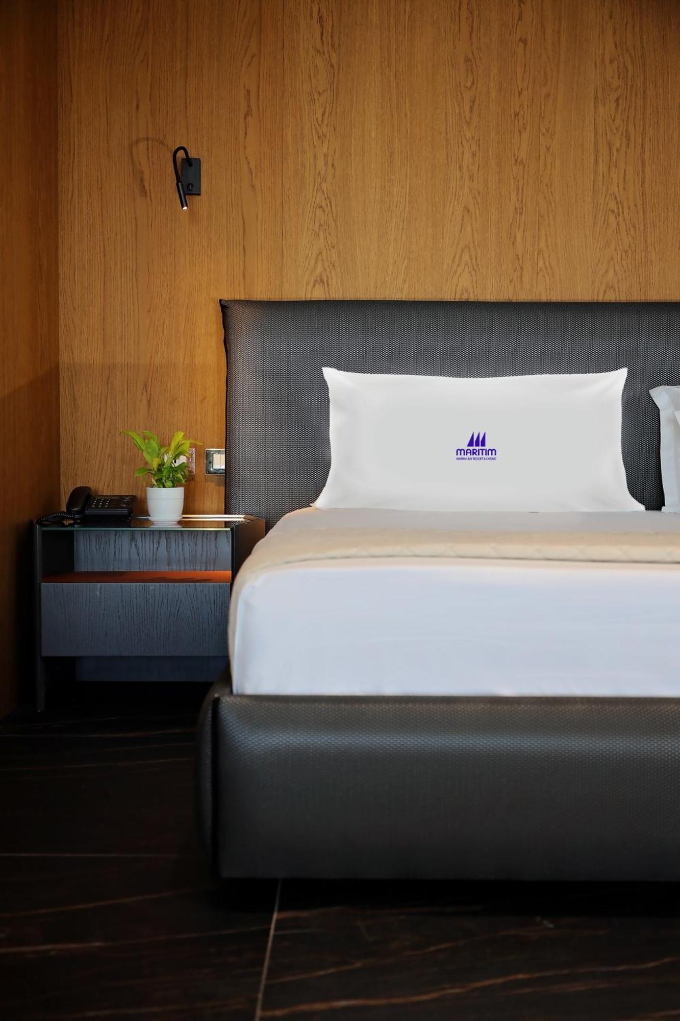 Maritim Marina Bay Resort Spa & Casino Adult Friendly Vlorë 외부 사진 A pillow with the Maxim logo