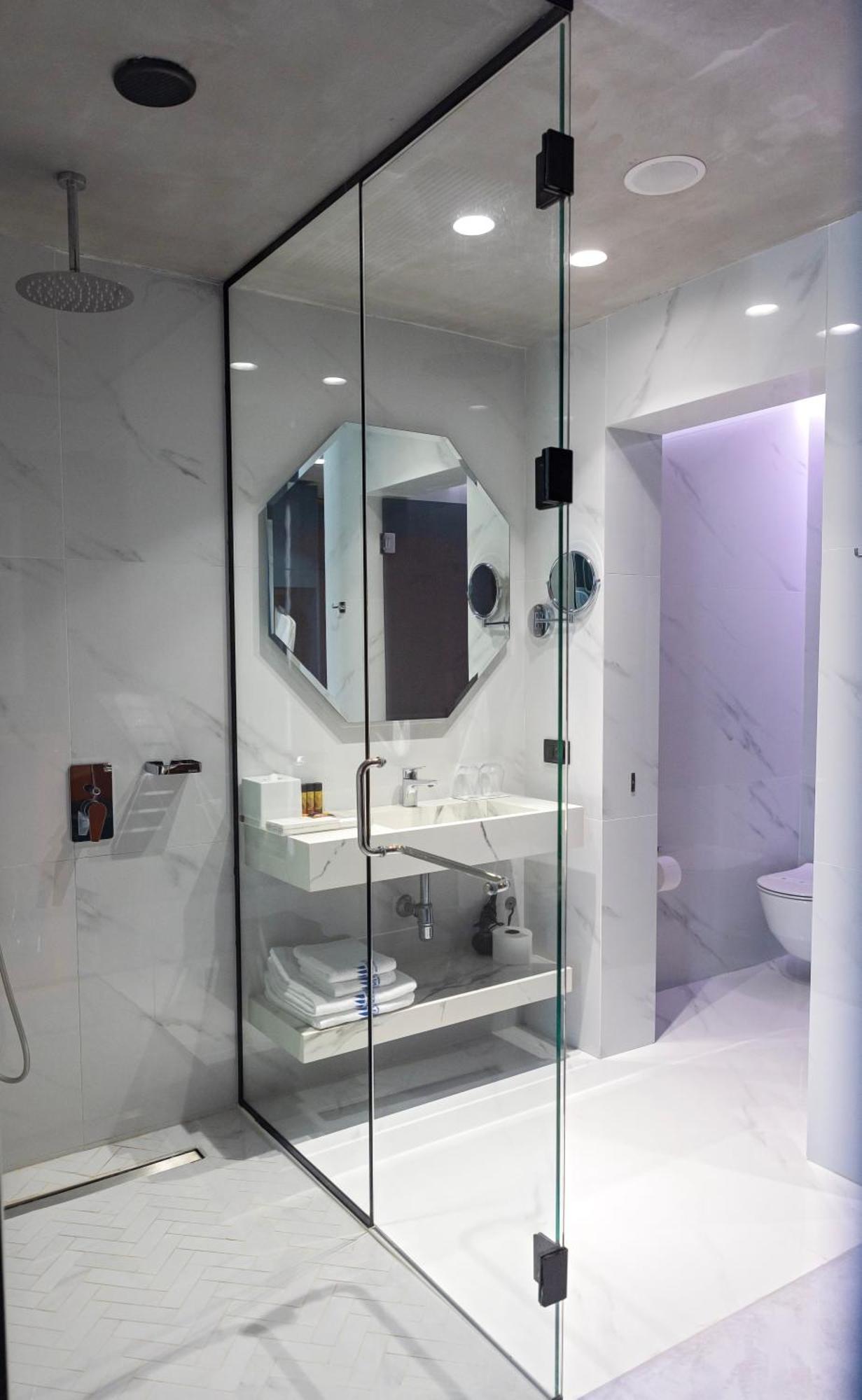 Maritim Marina Bay Resort Spa & Casino Adult Friendly Vlorë 외부 사진 A bathroom in a hotel