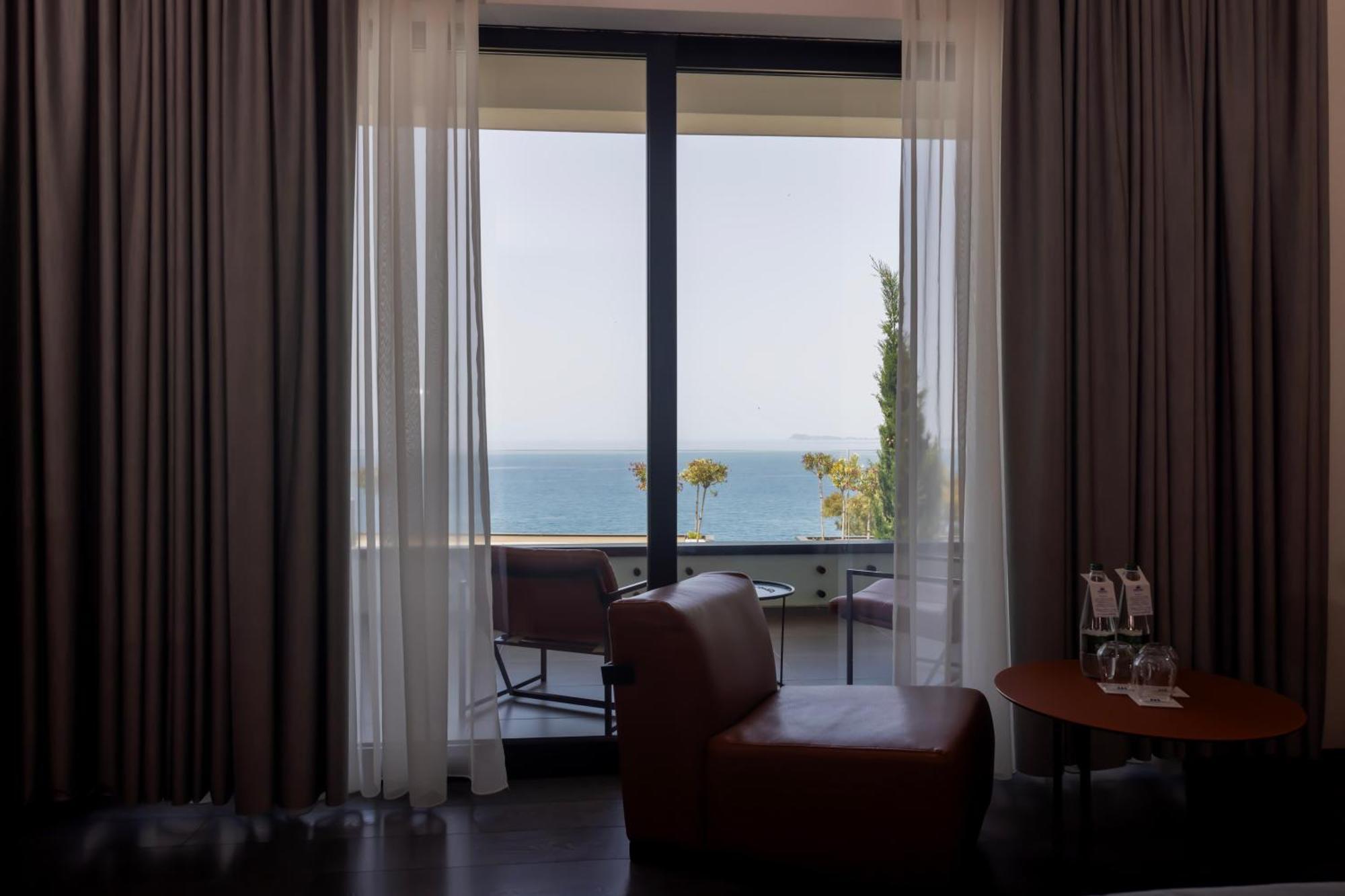 Maritim Marina Bay Resort Spa & Casino Adult Friendly Vlorë 외부 사진 A room at the hotel