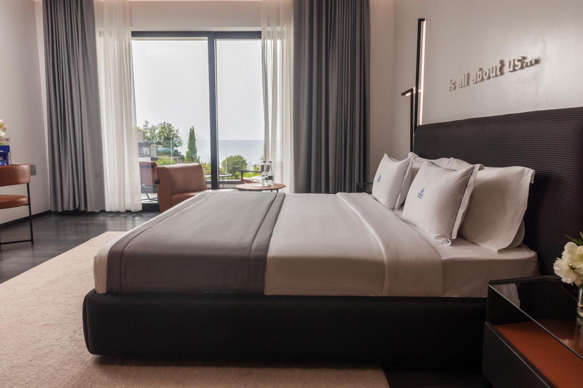 Maritim Marina Bay Resort Spa & Casino Adult Friendly Vlorë 외부 사진 A bedroom at the hotel