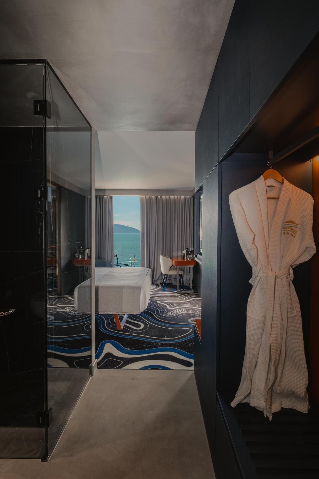 Maritim Marina Bay Resort Spa & Casino Adult Friendly Vlorë 외부 사진 A bathrobe hanging on a door