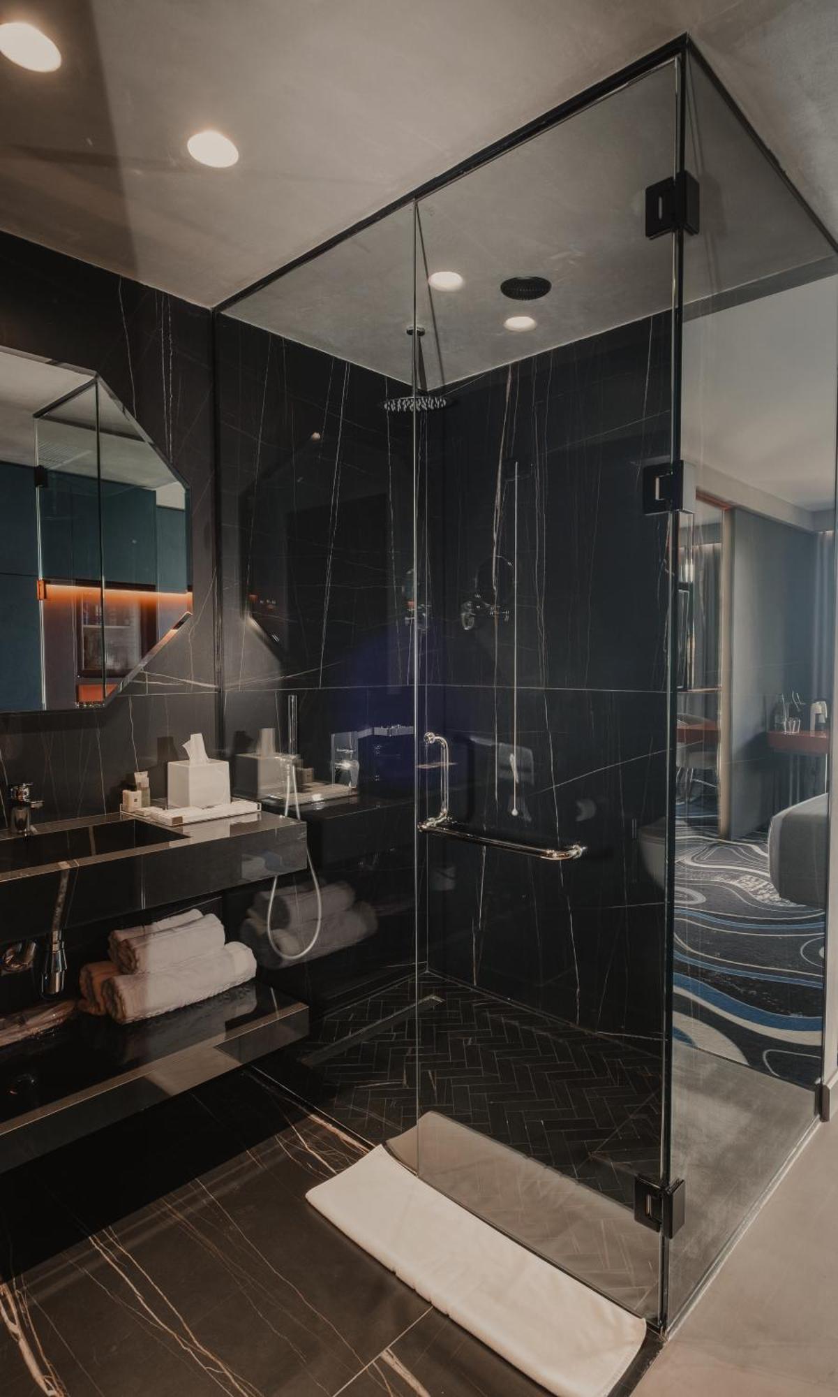 Maritim Marina Bay Resort Spa & Casino Adult Friendly Vlorë 외부 사진 A shower enclosure