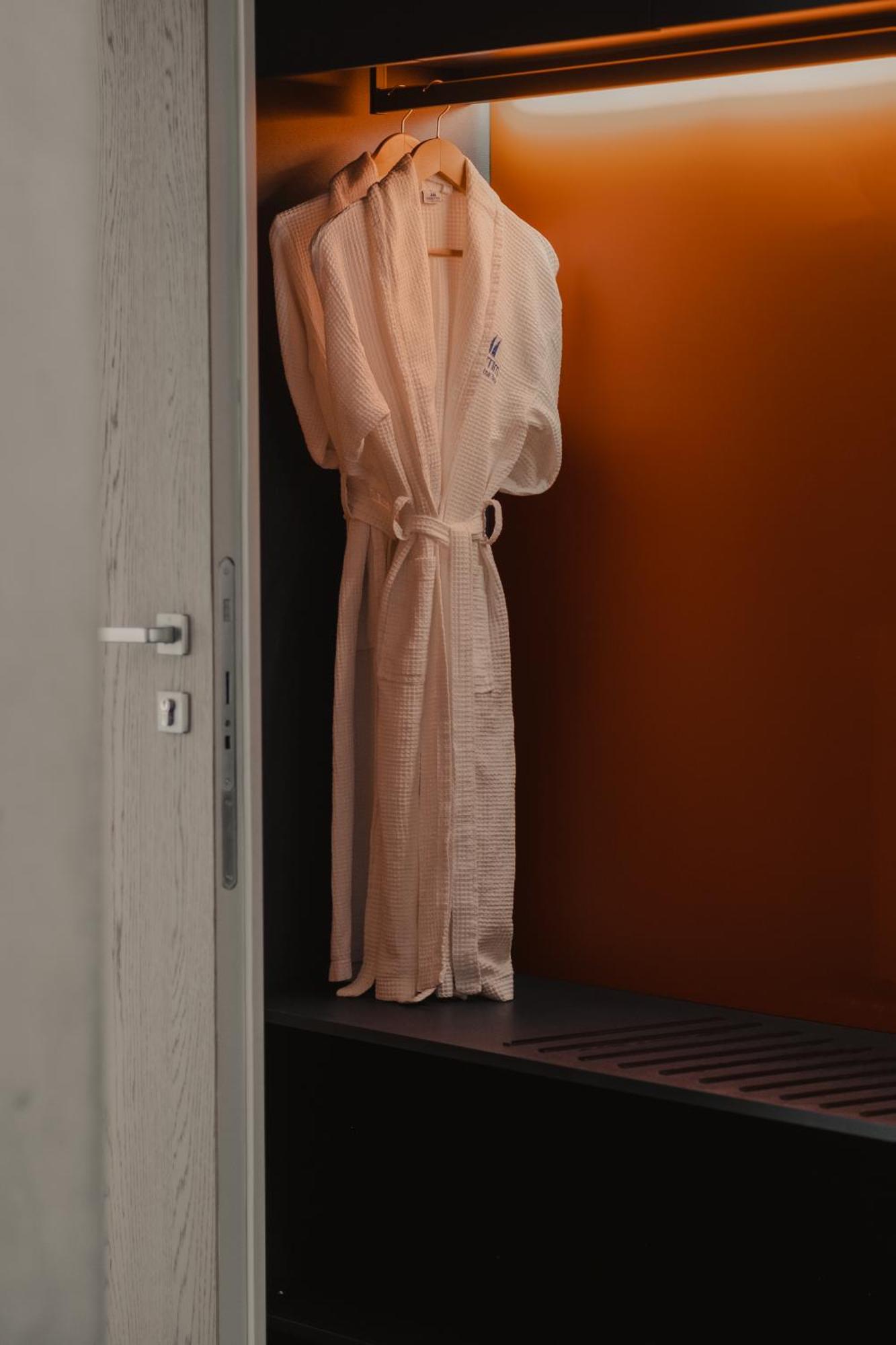 Maritim Marina Bay Resort Spa & Casino Adult Friendly Vlorë 외부 사진 A bathrobe hanging on a door