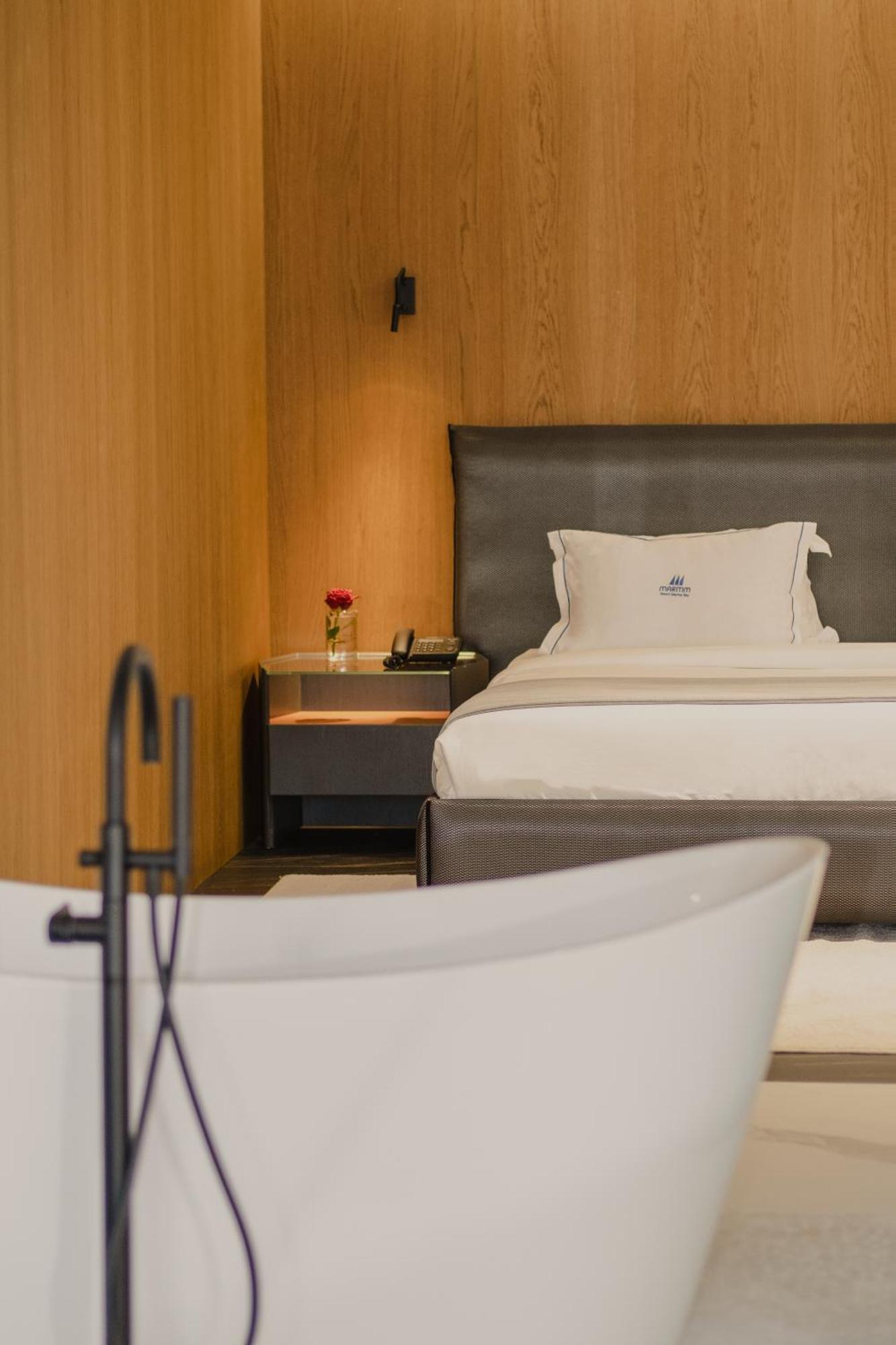 Maritim Marina Bay Resort Spa & Casino Adult Friendly Vlorë 외부 사진 A room at the hotel