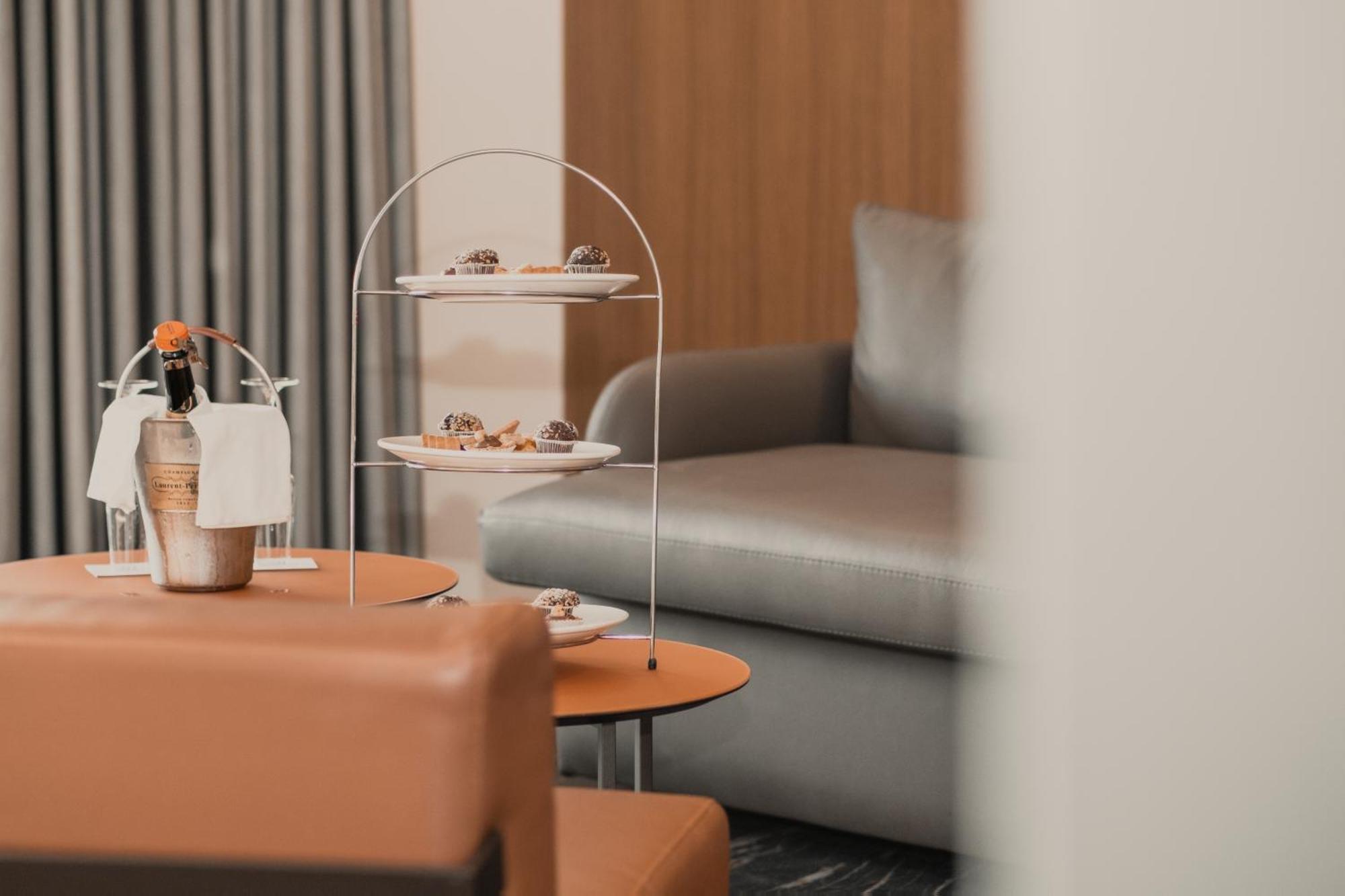 Maritim Marina Bay Resort Spa & Casino Adult Friendly Vlorë 외부 사진 A three-tiered serving tray