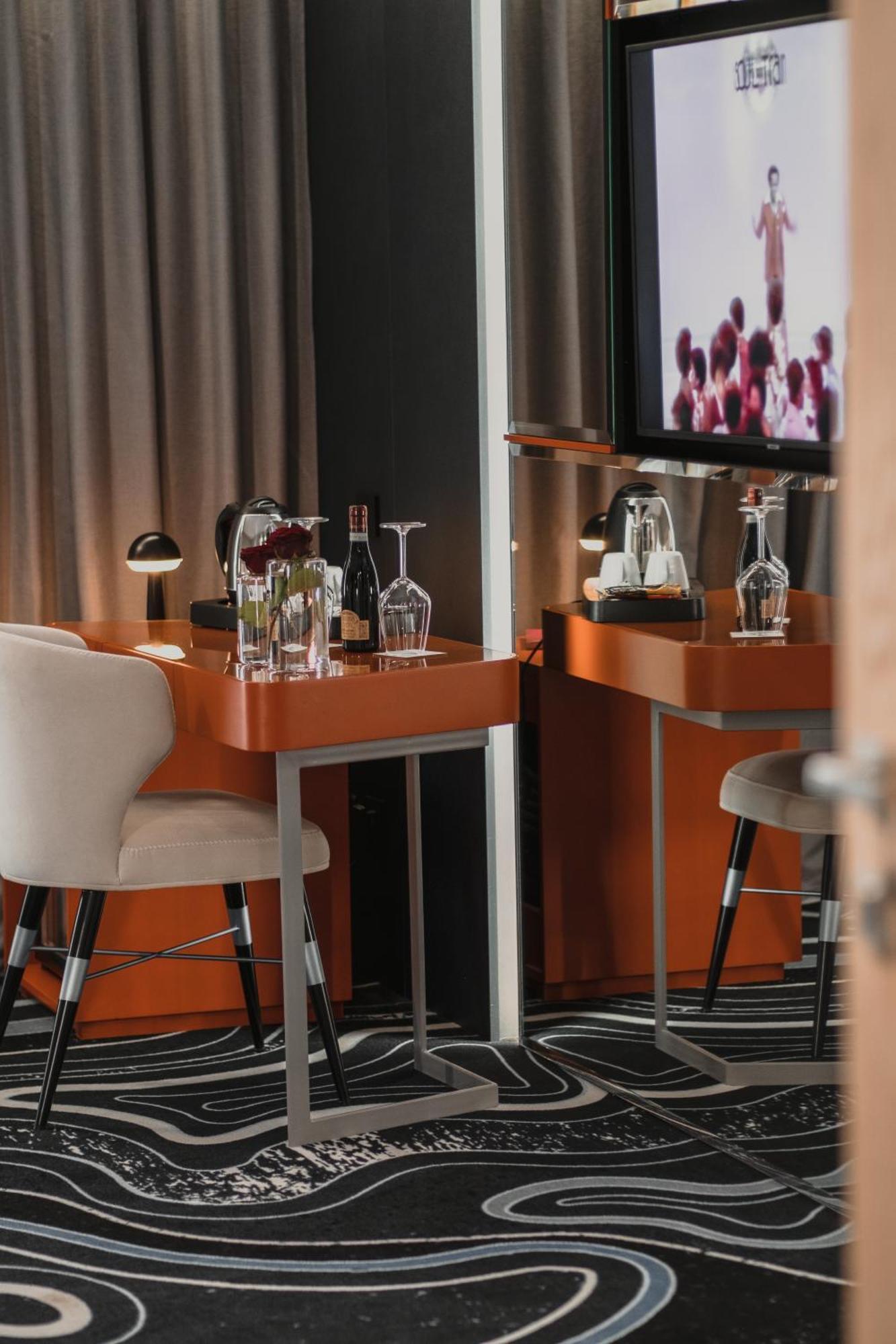 Maritim Marina Bay Resort Spa & Casino Adult Friendly Vlorë 외부 사진 A bar in a hotel room