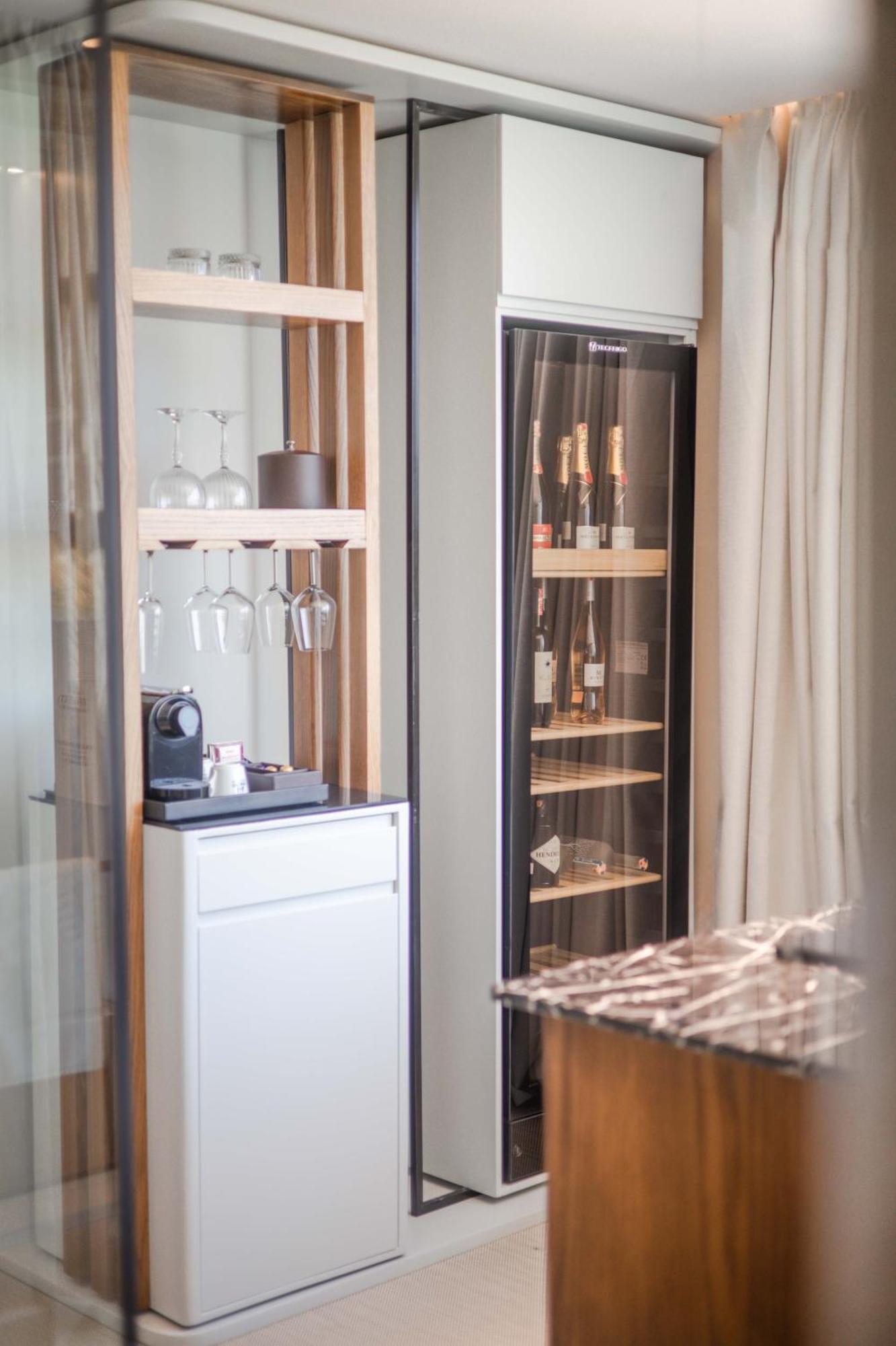 Maritim Marina Bay Resort Spa & Casino Adult Friendly Vlorë 외부 사진 A wine refrigerator