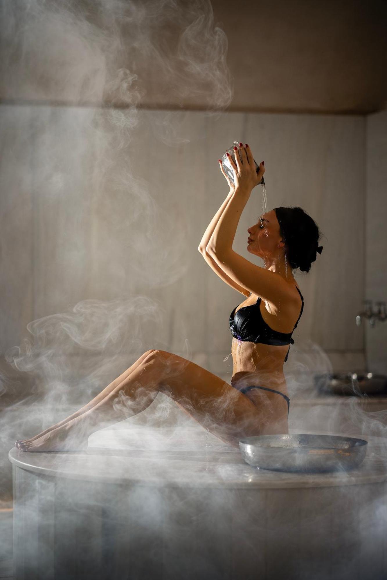 Maritim Marina Bay Resort Spa & Casino Adult Friendly Vlorë 외부 사진 A woman in a steam room